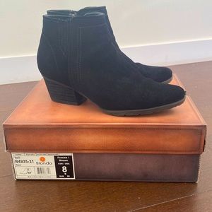 Blonde black waterproof boots